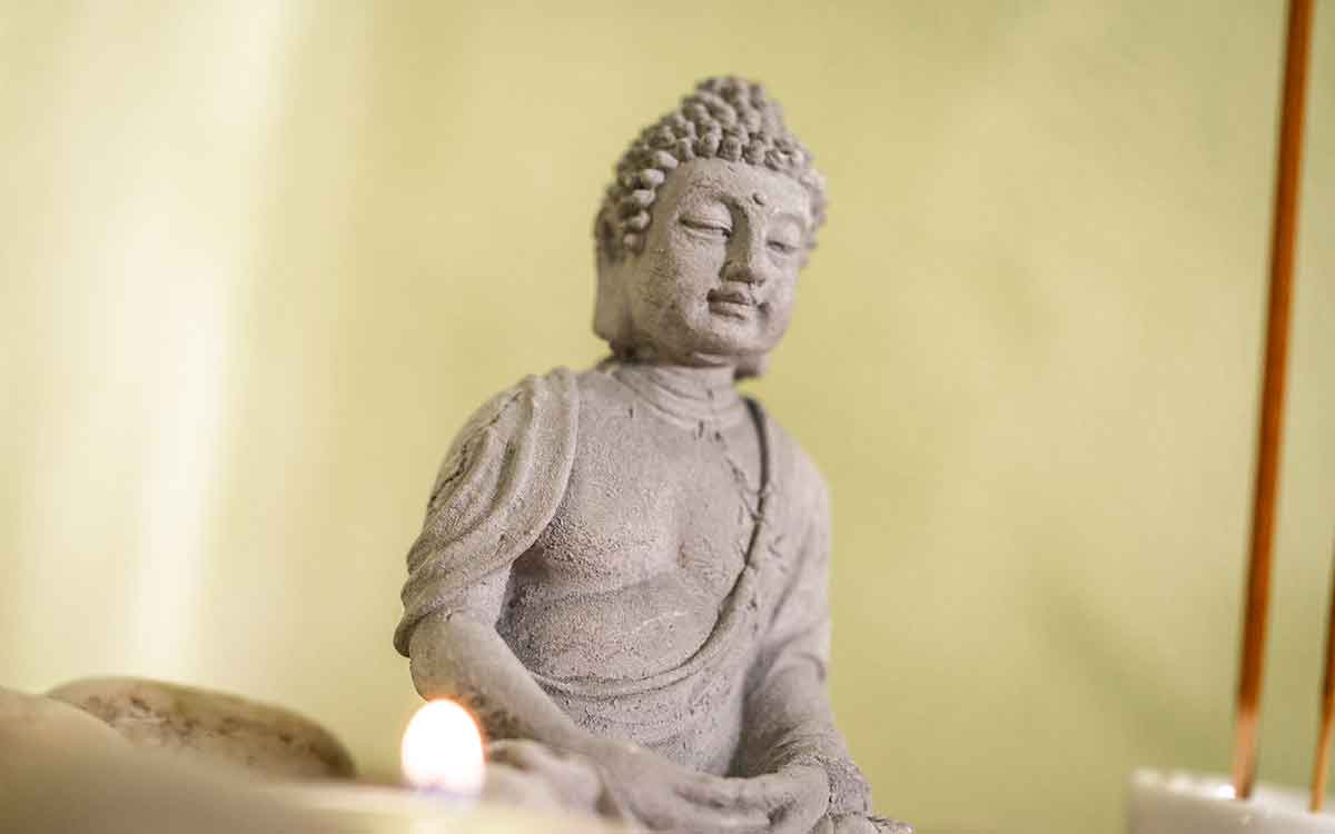 Buddha Statue mit Kerze während einer Ayurveda Kur im Bayerischen Wald, Bodenmais.