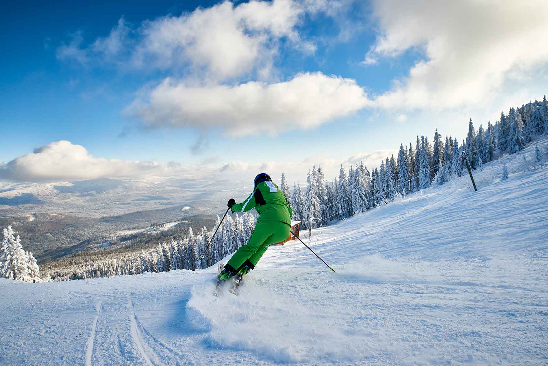 Skifahrer auf der Piste am Großen Arber im Bayerischen Wald.