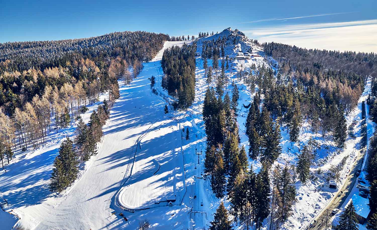 Luftaufnahme des Skigebiets Bodenmais im Bayerischen Wald.