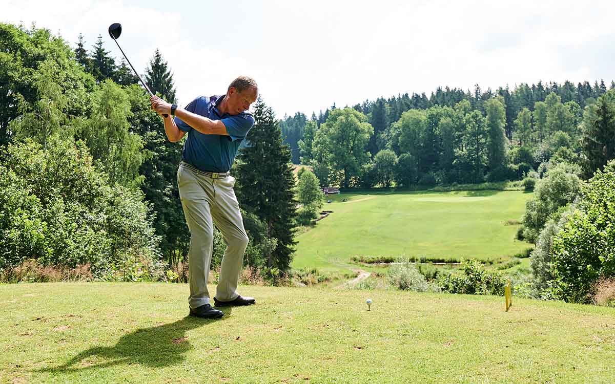 Golfer beim Anschlag auf dem Golfplatz im Bayerischen Wald in der Nähe des Wellnesshotels Waldeck.