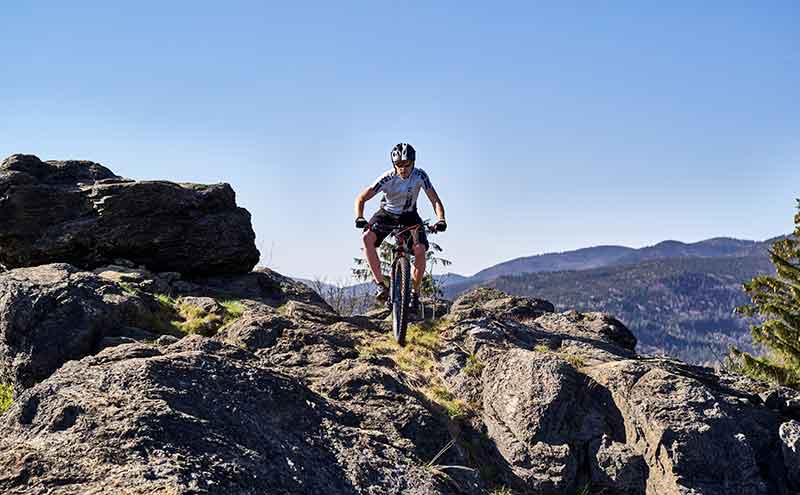 Mountainbiker fahren durch die Berge rund um Bodenmais im Bayerischen Wald, nahe dem Wellnesshotel Waldeck.