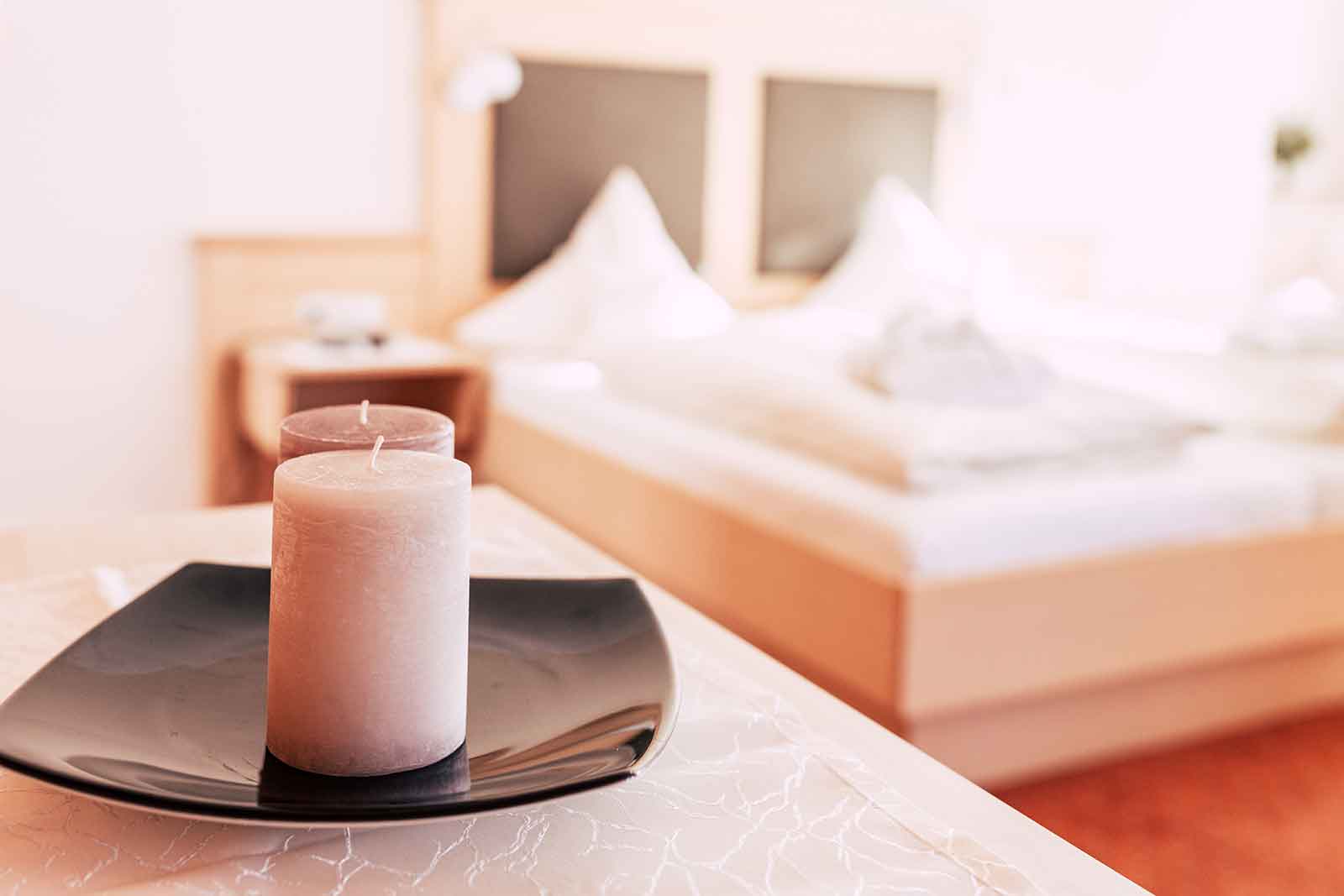 Kerzen im Hotelzimmer des Wellnesshotels Waldeck Bodenmais im Bayerischen Wald.