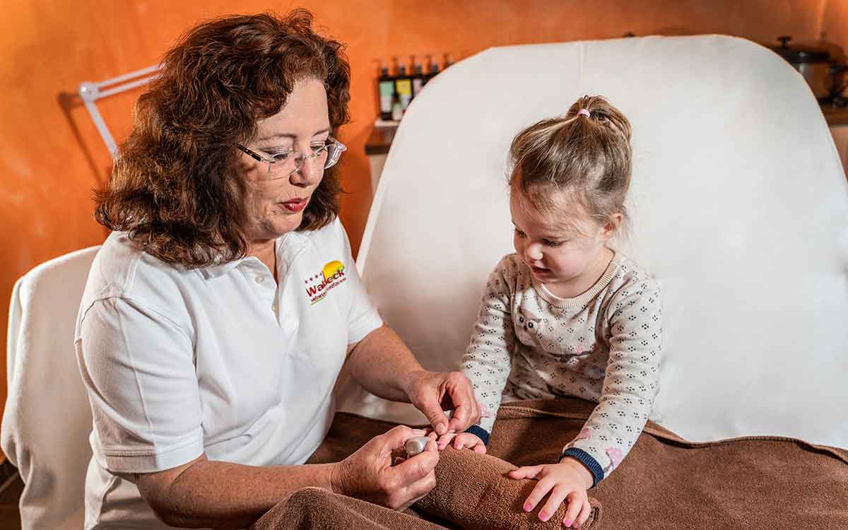 Kleines Mädchen bekommt die Fingernägel lackiert im Wellnesshotel und Wohlfühlhotel Waldeck, Bayerischer Wald, Bodenmais.