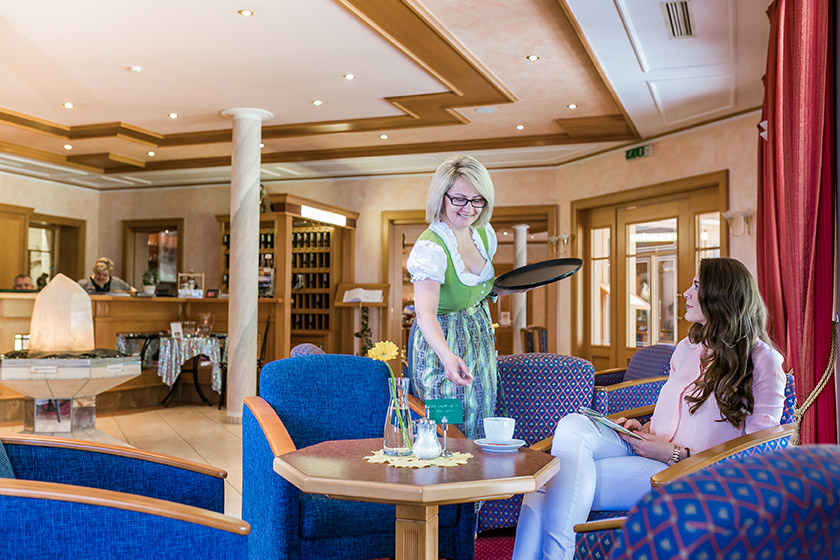Frau wird im Barbereich des Wellnesshotels Waldeck im Bayerischen Wald bedient.