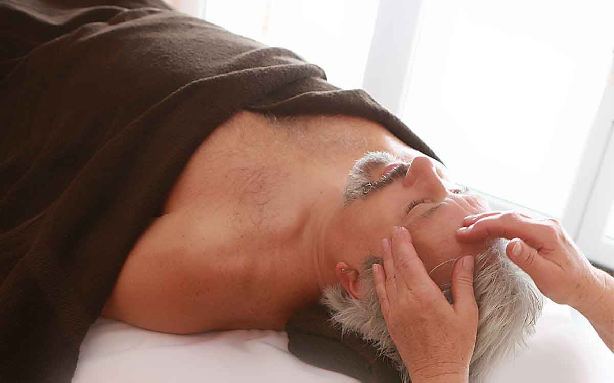 Mann entspannt bei einer Kosmetikbehandlung im Wellnesshotel Waldeck im Bayerischen Wald.