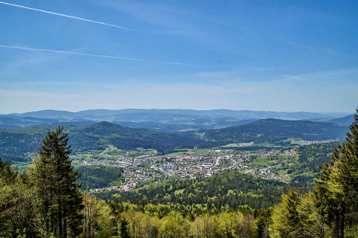 Blick ins Tal bei Sommerwetter, aufgenommen vom Wellnesshotel Waldeck im Bayerischen Wald.