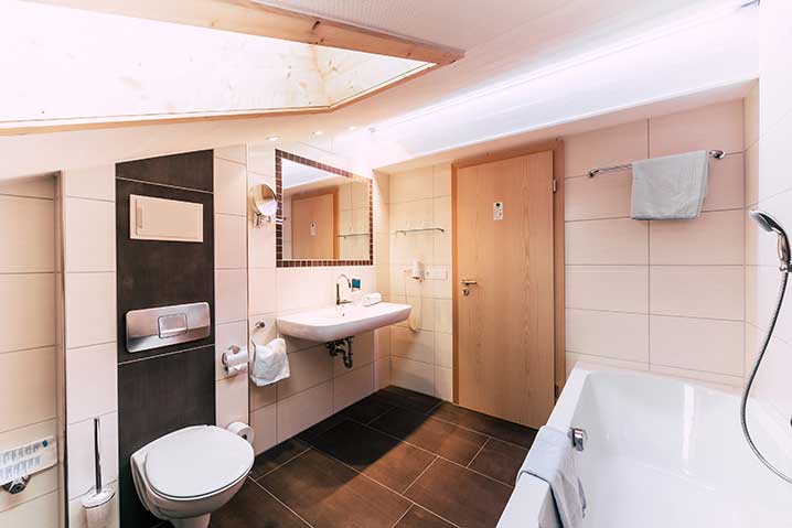 Luxuriöses Bad in der Suite Harlachberg im Wellnesshotel Waldeck im Bayerischen Wald.