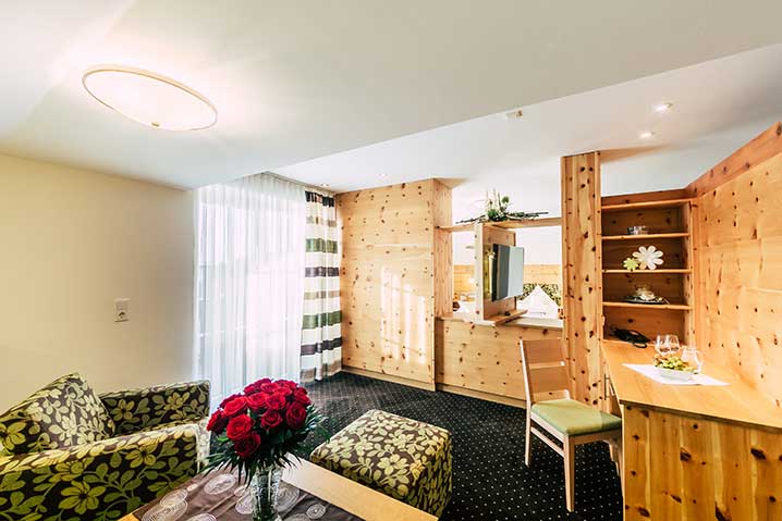 Wohnzimmer in der Suite Harlachberg im Wellnesshotel Waldeck im Bayerischen Wald.