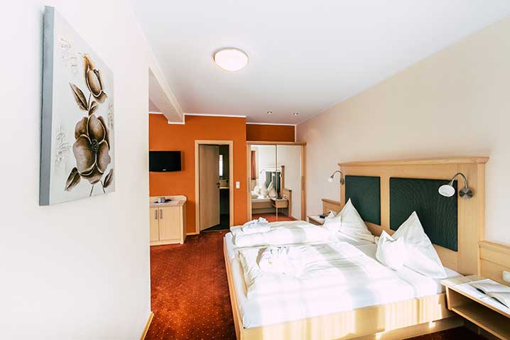 Detailansicht des Bettbereichs in der Suite Mühlriegel im Wellnesshotel Waldeck.