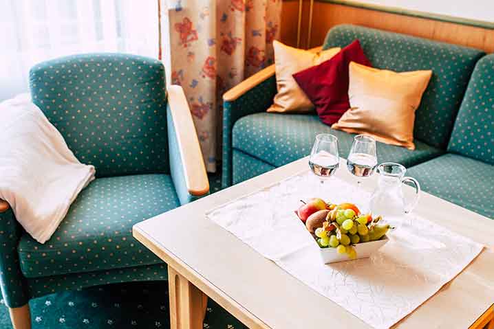 Gemütliche Sitzecke in der Suite Silberberg im Wellnesshotel Waldeck im Bayerischen Wald.