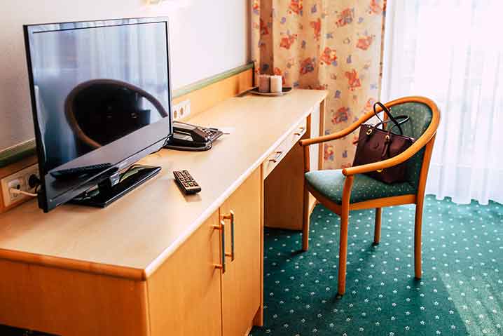 Elegante Suite Silberberg im Wellnesshotel Waldeck im Bayerischen Wald mit einem gemütlichen Arbeitsplatz.