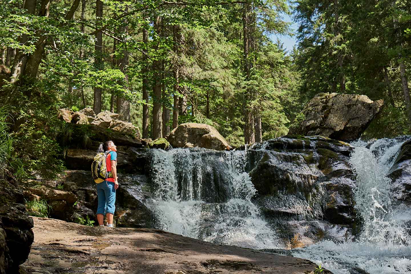 Idyllischer Wasserfall im dichten Wald des Bayerischen Waldes – ein Naturerlebnis nahe dem Wellnesshotel Waldeck.