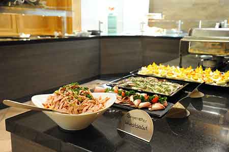 Bayerisches Buffet im Wellnesshotel Waldeck, Bayerischer Wald – authentische Spezialitäten aus der Region.