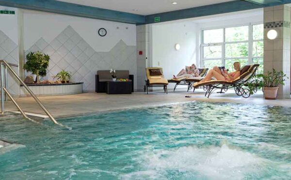 Modernes Erlebnisbad im Wellnesshotel und Wohlfühlhotel Waldeck, Bayerischer Wald, mit entspannender Atmosphäre.