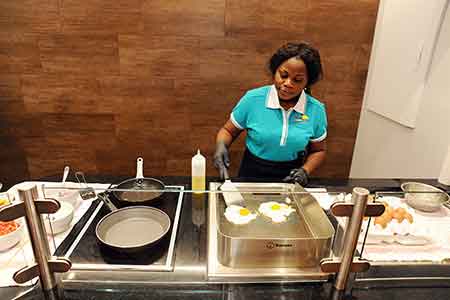 Frontcooking im Wellnesshotel Waldeck, Bayerischer Wald – ein interaktives Kocherlebnis mit regionalen und internationalen Spezialitäten.