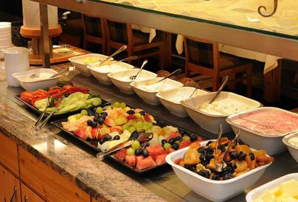 Frisches Obstbuffet im Wellnesshotel Waldeck, Bayerischer Wald – eine gesunde Auswahl für den perfekten Start in den Tag.