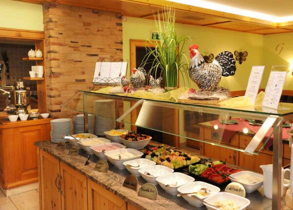 Frühstücksbuffet im Wellnesshotel Waldeck, Bayerischer Wald – reichhaltige Auswahl an frischen und regionalen Spezialitäten.