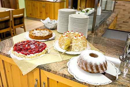 Kuchenbuffet im Wellnesshotel Waldeck, Bayerischer Wald – eine verführerische Auswahl an hausgemachten Kuchen und Torten