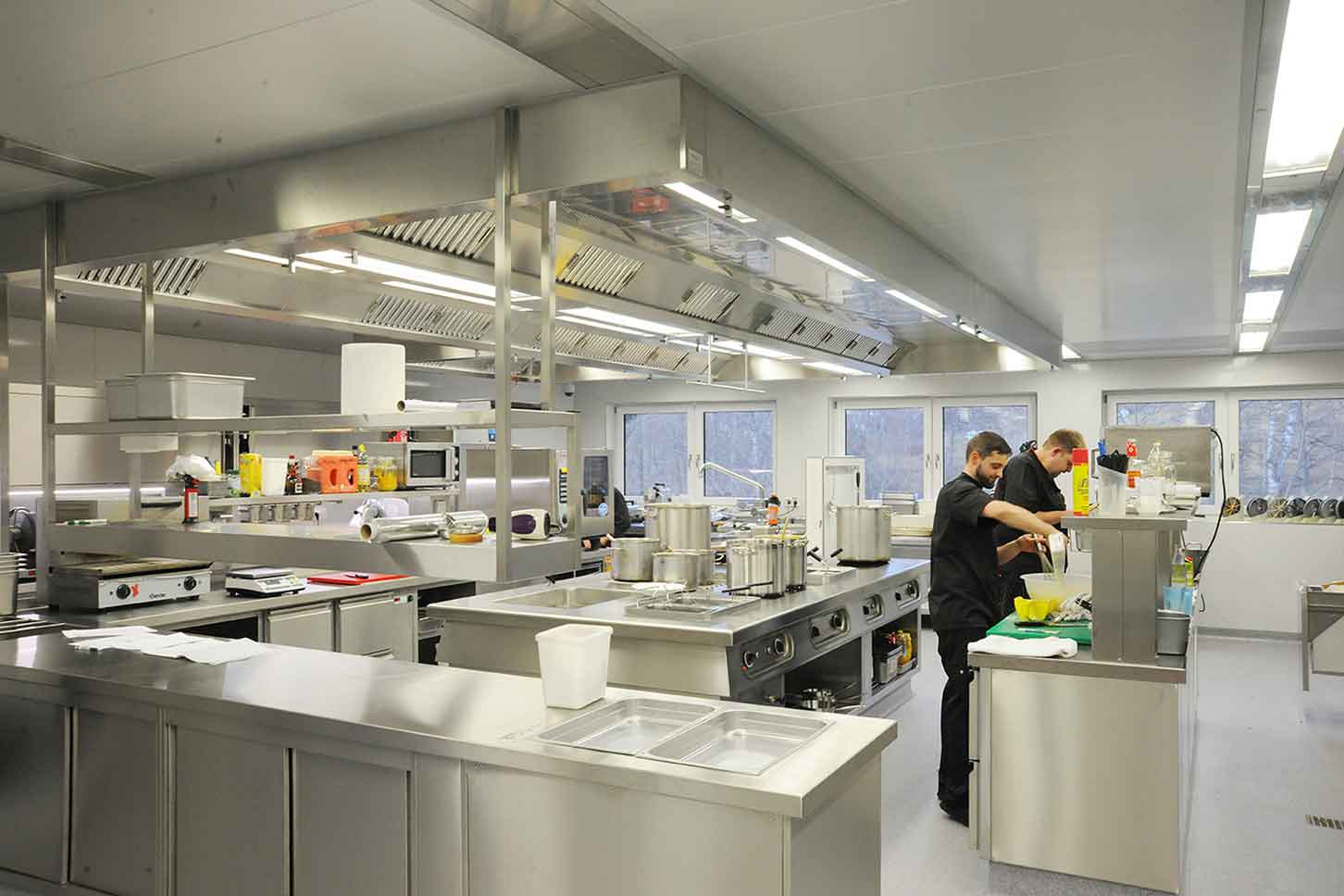 Moderne Küche im Wellnesshotel und Wohlfühlhotel Waldeck, Bayerischer Wald, mit professioneller Ausstattung.