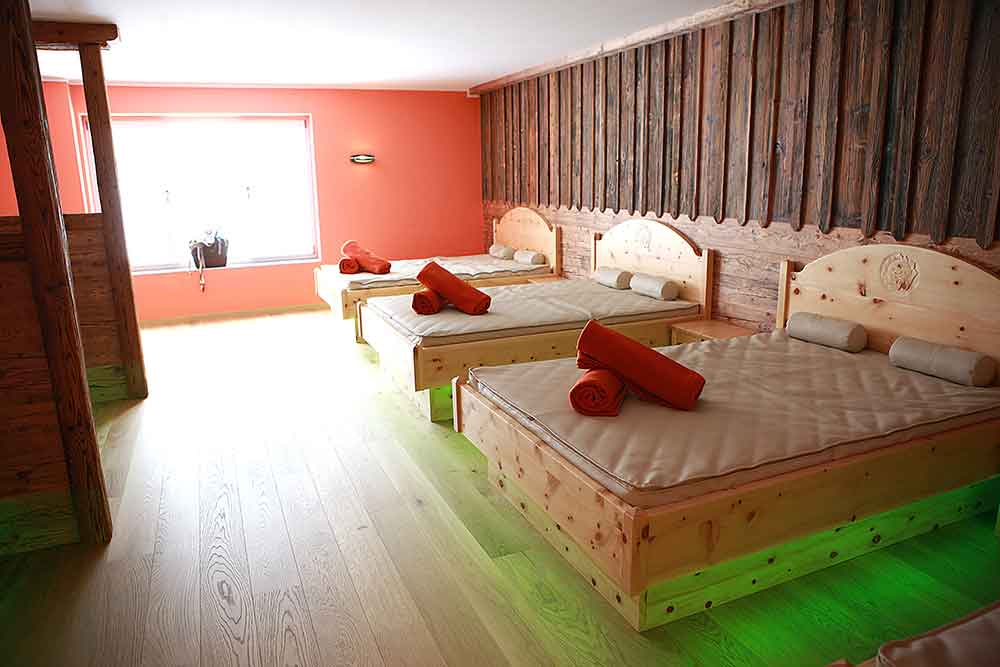 Ruheraum im Wellnesshotel und Wohlfühlhotel Waldeck, Bayerischer Wald, mit gemütlichen Liegen zur Entspannung.