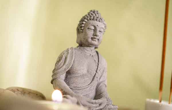 Buddha Statue mit Kerze während einer Ayurveda Kur im Bayerischen Wald, Bodenmais