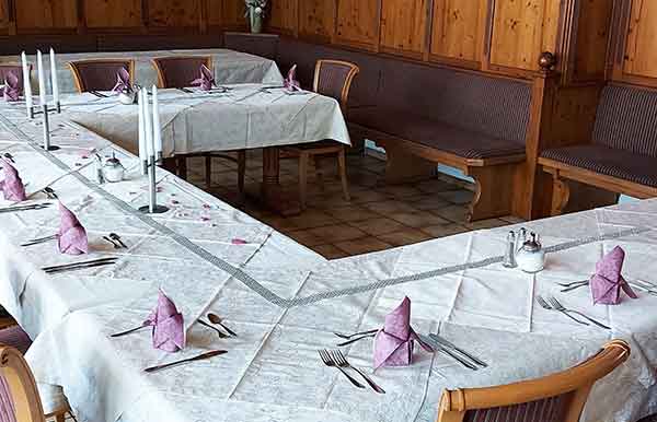 Familienfeier im Bayerischen Wald – Festlich gedeckte Tische in U-Form für ein geselliges Beisammensein
