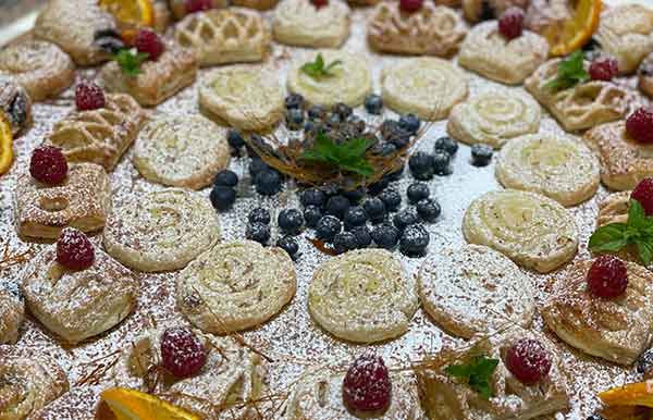 Geburtstagsfeier im Bayerischen Wald – Ein besonders dekorierter Kuchen auf dem Tisch.