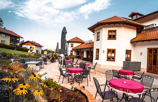 Sommerurlaub im Bayerischen Wald – Außenterrasse des Wellnesshotels Waldeck in Bodenmais.