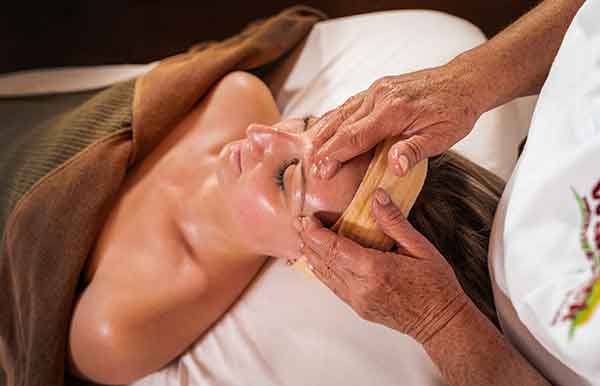 Frau bei einer entspannenden Kopfmassage im Wellnessurlaub im Bayerischen Wald.