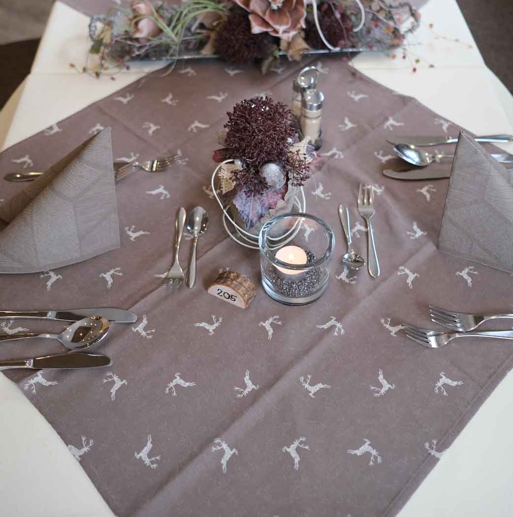 Leicht gedeckter Tisch für eine festliche Silvesterfeier im Wellnesshotel im Bayerischen Wald.