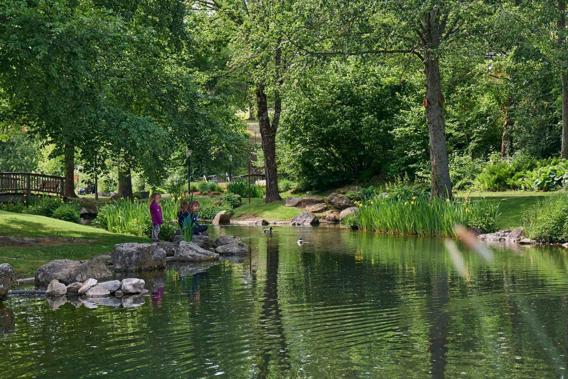 Kurpark Bodenmais im Bayerischen Wald, eine idyllische Parkanlage zum Entspannen.