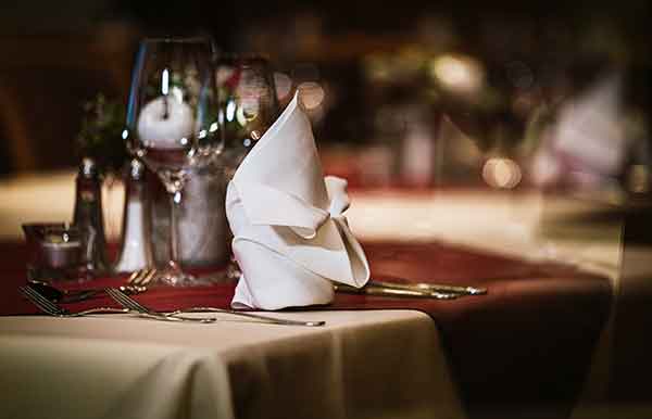 Gedeckter Tisch für eine romantische Hochzeitsreise im Wellnesshotel Waldeck Bodenmais im Bayerischen Wald.