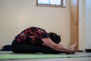 Eine Frau dehnt sich im Fitnessraum des Wellnesshotels Waldeck Bodenmais im Bayerischen Wald.