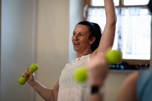 Fitnesskurs mit Gewichten unter Anleitung einer Trainerin im Wellnesshotel Waldeck Bodenmais im Bayerischen Wald