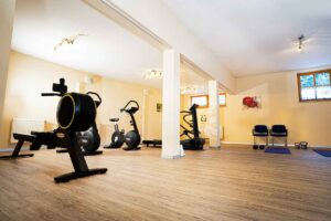 Rudergerät im Vordergrund, mit weiteren Fitnessgeräten im Hintergrund im Wellnesshotel Waldeck Bodenmais im Bayerischen Wald.