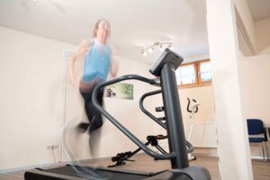Frau auf dem Laufband im Fitnessraum des Wellnesshotels Waldeck Bodenmais im Bayerischen Wald.
