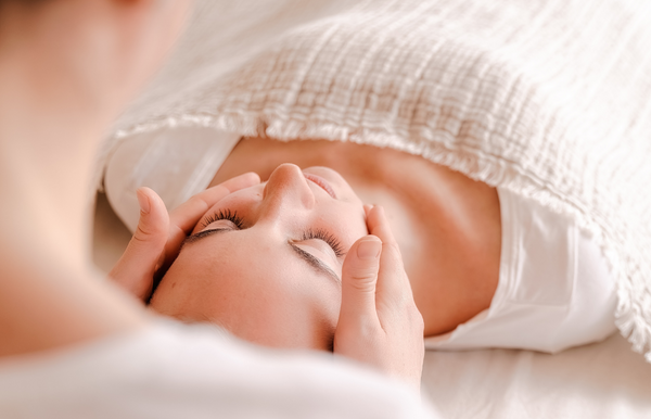 Frau genießt eine entspannende Massage im Wellnesshotel Waldeck Bodenmais im Bayerischen Wald.