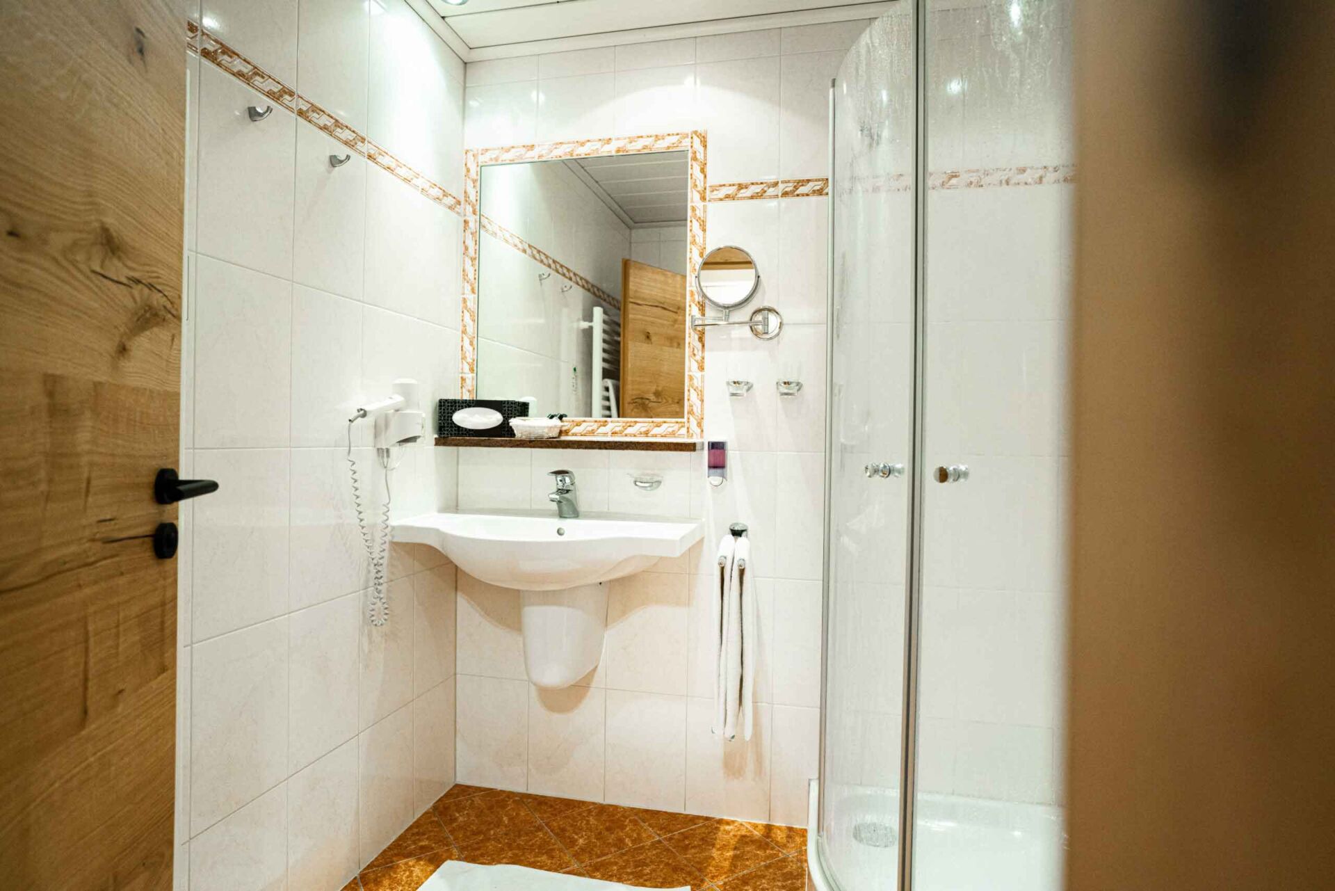 Badezimmer des Doppelzimmers Enzian im Wellnesshotel Waldeck Bodenmais im Bayerischen Wald.