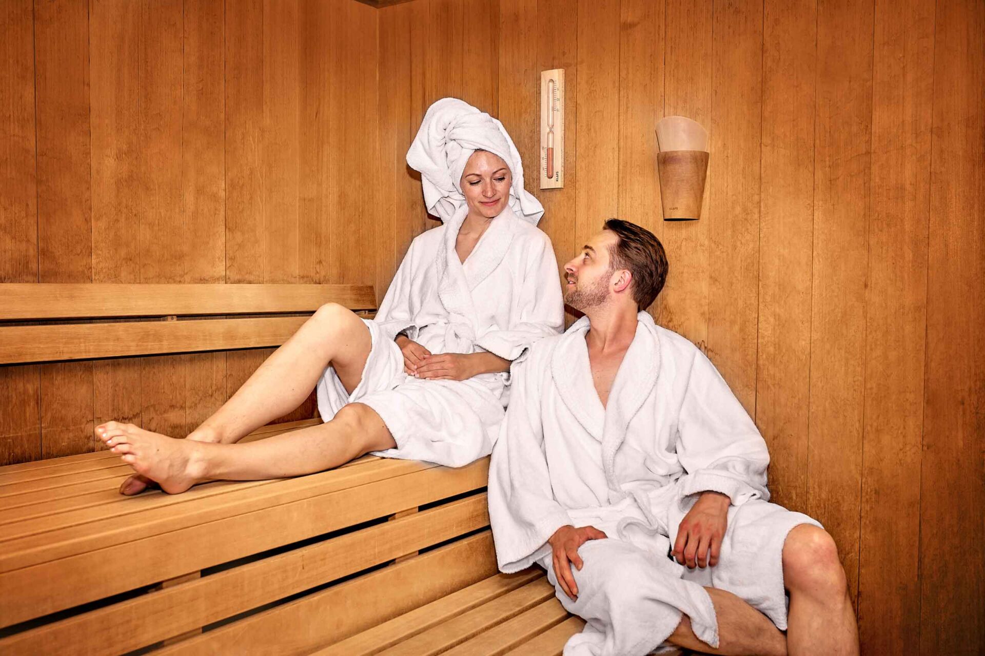 Paar entspannt in der Sauna des Wellnesshotels Waldeck Bodenmais im Bayerischen Wald.
