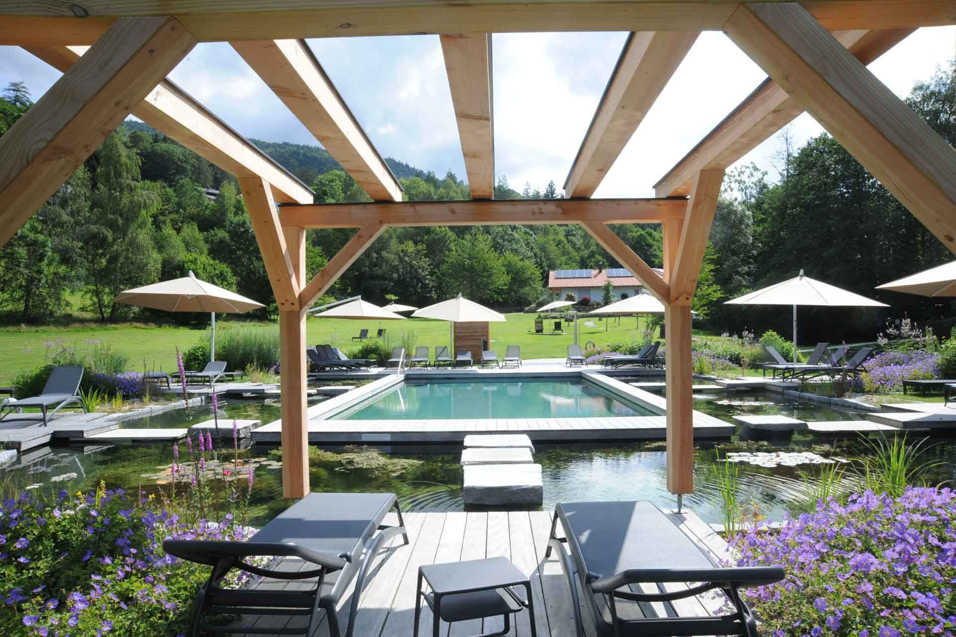 Biotop-Swimmingpool im Wellnesshotel Waldeck Bodenmais im Bayerischen Wald.